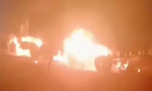 Jaipur: दिल्ली से जयपुर जा रहे एक ट्रेलर में अचानक आग लगी