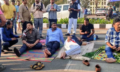 Odisha: कांग्रेस विधायकों ने सड़क पर बिताई रात, पुलिस ने उन्हें सदन से हटा दिया