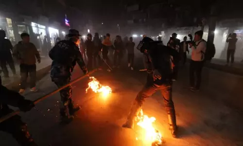 प्रदर्शनकारियों ने Nepal के प्रधानमंत्री ओली का पुतला जलाया प्रदर्शनकारियों ने Nepal के प्रधानमंत्री ओली का पुतला जलाया