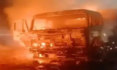 Pali: हाइवे पर सुबह ट्रेलर में भरे सोलर प्लेट्स पर लगी आग Pali: हाइवे पर सुबह ट्रेलर में भरे सोलर प्लेट्स पर लगी आग