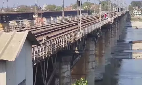 UP : गंगापुल की मरम्मत : कोठी में दरार, DRM बोले- सुरक्षित है पुल