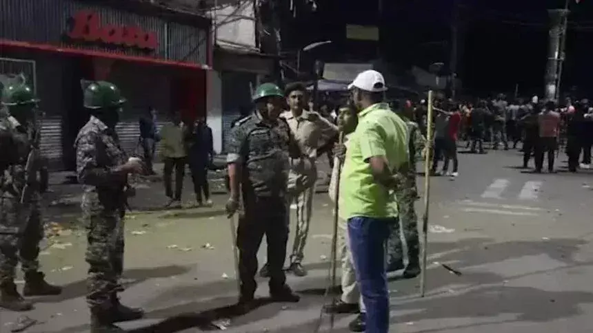 Hazaribagh: रामनवमी के मंगला जुलूस के दौरान पथराव हुआ, इलाके में पुलिस बल तैनात Hazaribagh: रामनवमी के मंगला जुलूस के दौरान पथराव हुआ, इलाके में पुलिस बल तैनात