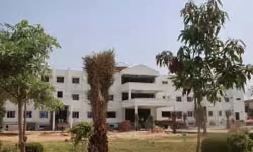 Gorakhpur : जेएस यूनिवर्सिटी फर्जी डिग्री, अधिकारी गायब Gorakhpur : जेएस यूनिवर्सिटी फर्जी डिग्री, अधिकारी गायब