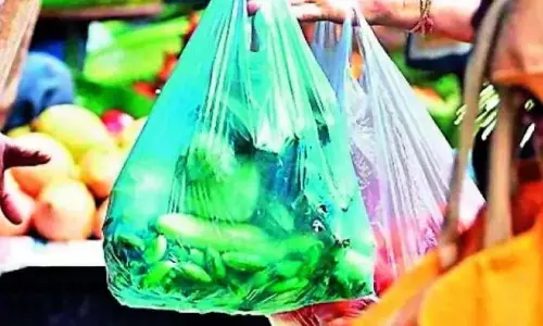 Kurnool के बाजारों में प्रतिबंधित प्लास्टिक बैग अभी भी बहुतायत में Kurnool के बाजारों में प्रतिबंधित प्लास्टिक बैग अभी भी बहुतायत में