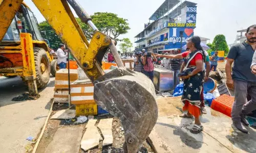 कलमुक्कु सरकारी बंदरगाह का मार्ग प्रशस्त करना; चौराहे पर अवैध मछली की दुकानें खाली कराई गईं