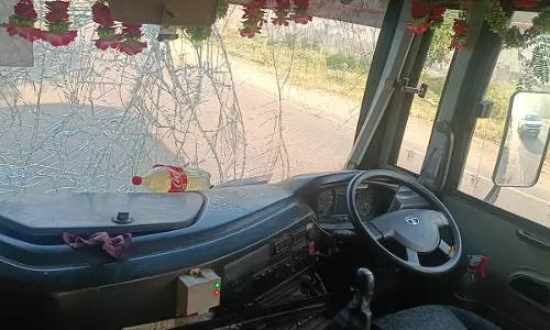 Haryana Accident: ओवरटेक करते समय बस और ट्रक में टक्कर, 25 लोग घायल Haryana Accident: ओवरटेक करते समय बस और ट्रक में टक्कर, 25 लोग घायल