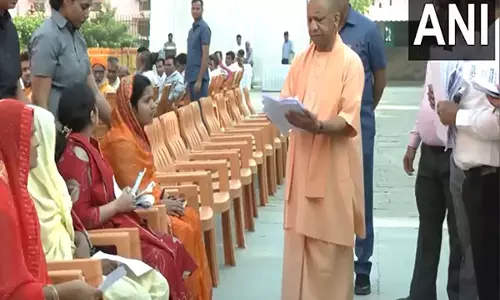 CM Yogi ने गोरखपुर में जनता दर्शन में जनता की शिकायतों को संबोधित किया