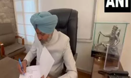 वित्त मंत्री Harpal Singh Cheema ने बजट पेश होने से पहले बजट की प्रतियों पर हस्ताक्षर किए वित्त मंत्री Harpal Singh Cheema ने बजट पेश होने से पहले बजट की प्रतियों पर हस्ताक्षर किए