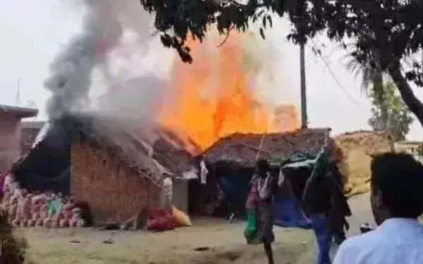Godda : भीषण आग में तीन मजदूरों के घर खाक