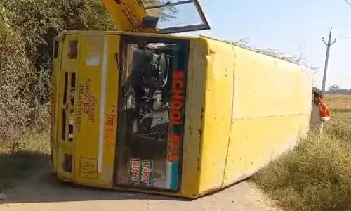 Muzaffarpur में स्कूल बस पलटी, 35 बच्चे घायल