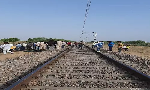 Aligarh: युगल ने ट्रेन के आगे कूद आत्महत्या की