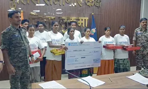 सुकमा में 9 नक्सलियों ने डाले हथियार, एसपी के सामने किया सरेंडर सुकमा में 9 नक्सलियों ने डाले हथियार, एसपी के सामने किया सरेंडर