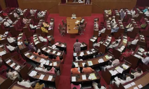 ओडिशा विधानसभा में हंगामा, विपक्ष ने घंटे-घड़ियाल बजाए, नारेबाजी की ओडिशा विधानसभा में हंगामा, विपक्ष ने घंटे-घड़ियाल बजाए, नारेबाजी की
