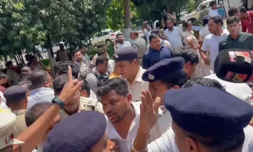 ओडिशा विधानसभा के बाहर BJD और कांग्रेस MLA ने बैरिकेड तोड़ने की कोशिश की