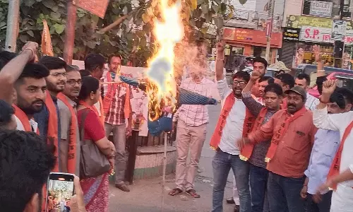 Sikar: विश्व हिंदू परिषद ने सपा सांसद रामजीलाल सुमन का पुतला फूंका Sikar: विश्व हिंदू परिषद ने सपा सांसद रामजीलाल सुमन का पुतला फूंका
