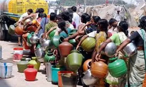 Alwar: पानी की समस्या को लेकर जलदाय विभाग कार्यालय पहुंचीं महिलाएं Alwar: पानी की समस्या को लेकर जलदाय विभाग कार्यालय पहुंचीं महिलाएं