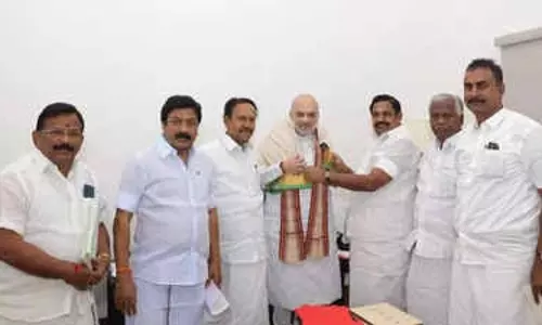 AIADMK महासचिव एडप्पादी पलानीस्वामी ने दिल्ली में अमित शाह से मुलाकात की AIADMK महासचिव एडप्पादी पलानीस्वामी ने दिल्ली में अमित शाह से मुलाकात की