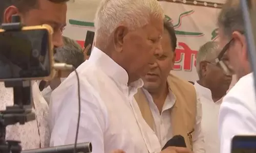 लालू यादव और तेजस्वी वक्फ (संशोधन) विधेयक के खिलाफ AIMPLB के विरोध प्रदर्शन में शामिल हुए