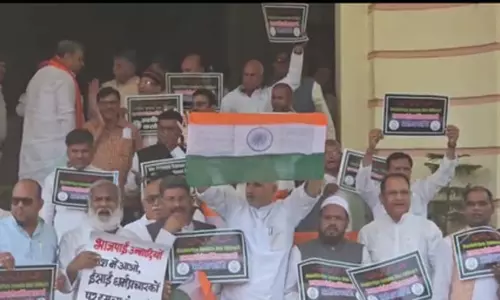वक्फ संशोधन बिल को लेकर बिहार विधानसभा में राजद का प्रदर्शन वक्फ संशोधन बिल को लेकर बिहार विधानसभा में राजद का प्रदर्शन