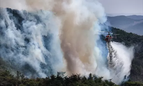 South Korea: उइसोंग में अग्निशमन हेलीकॉप्टर के दुर्घटनाग्रस्त होने से पायलट की मौत South Korea: उइसोंग में अग्निशमन हेलीकॉप्टर के दुर्घटनाग्रस्त होने से पायलट की मौत