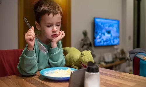 Parenting Tips : इन आसान तरीकों से बच्चे की स्क्रीन वाली खाने की आदत छुड़ाएं