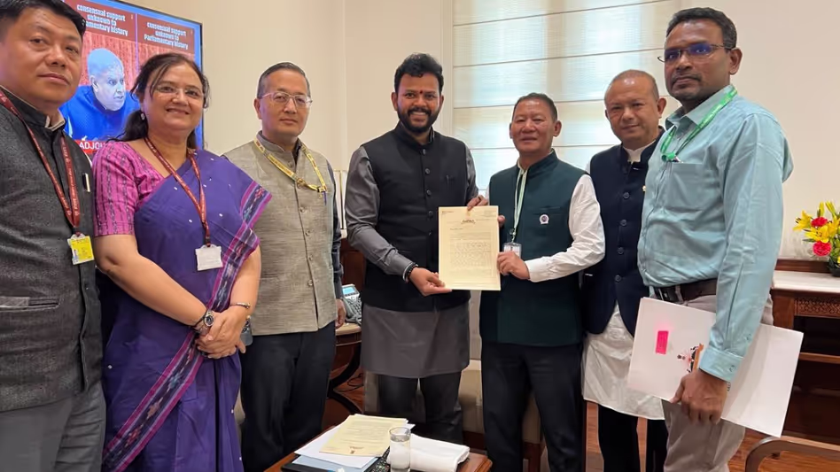 Arunachal के मंत्री ने बेहतर कनेक्टिविटी के लिए हवाई अड्डे के तेजी से उन्नयन की मांग की