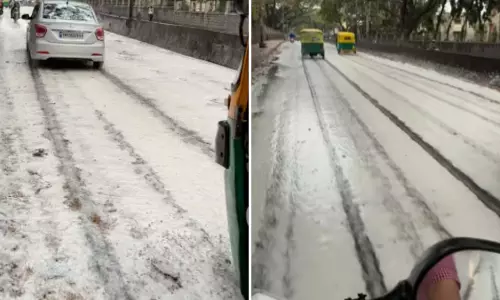 बेंगलुरु की सड़कों पर फैला सफ़ेद पदार्थ, देखें VIDEO