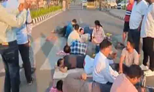 Odisha: विधायकों के निलंबन के बाद कांग्रेस कार्यकर्ताओं का विरोध प्रदर्शन जारी Odisha: विधायकों के निलंबन के बाद कांग्रेस कार्यकर्ताओं का विरोध प्रदर्शन जारी