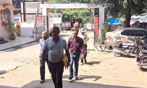 बैंक कर्मी के घर पहुंची सीबीआई टीम पर हमला, तीन अधिकारी घायल बैंक कर्मी के घर पहुंची सीबीआई टीम पर हमला, तीन अधिकारी घायल