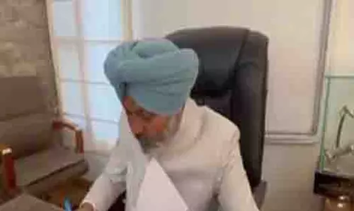 वित्त मंत्री हरपाल सिंह चीमा ने बजट पेश होने से पहले उसकी प्रतियों पर किए हस्ताक्षर वित्त मंत्री हरपाल सिंह चीमा ने बजट पेश होने से पहले उसकी प्रतियों पर किए हस्ताक्षर