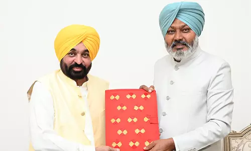 पंजाब के वित्त मंत्री हरपाल सिंह चीमा ने बजट पेश होने से पहले CM मान से की मुलाकात पंजाब के वित्त मंत्री हरपाल सिंह चीमा ने बजट पेश होने से पहले CM मान से की मुलाकात
