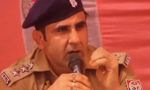 संभल CO अनुज चौधरी ने ली थाने में पीस कमेटी की मीटिंग संभल CO अनुज चौधरी ने ली थाने में पीस कमेटी की मीटिंग
