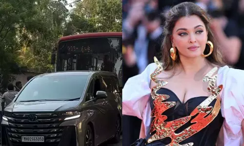 ऐश्वर्या राय की कार को बस ने मारी टक्कर, देखें VIDEO ऐश्वर्या राय की कार को बस ने मारी टक्कर, देखें VIDEO