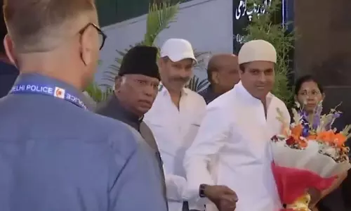 सांसद इमरान प्रतापगढ़ी की इफ्तार पार्टी में पहुंचे राहुल गाँधी और मल्लिकार्जुन खड़गे सांसद इमरान प्रतापगढ़ी की इफ्तार पार्टी में पहुंचे राहुल गाँधी और मल्लिकार्जुन खड़गे