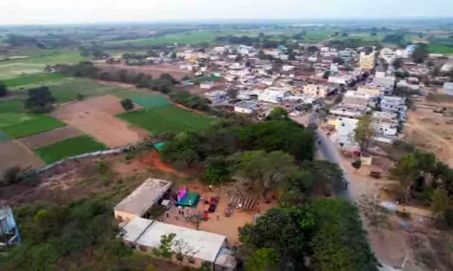 Siddipet टुनकी खालसा गांव में आधे से अधिक कृषि भूमि बाहरी लोगों के पास है तेलंगाना यात्रा