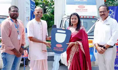 Wagh Bakri फाउंडेशन ने अक्षय पात्र फाउंडेशन को नौ इलेक्ट्रिक डिलीवरी वाहन दान किए Wagh Bakri फाउंडेशन ने अक्षय पात्र फाउंडेशन को नौ इलेक्ट्रिक डिलीवरी वाहन दान किए