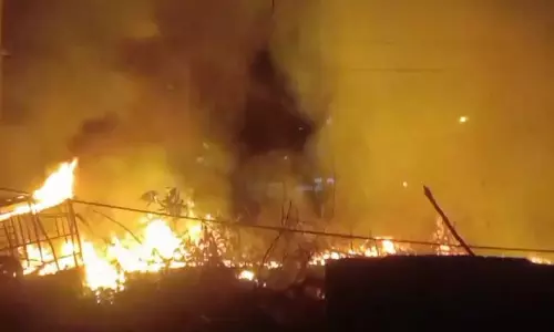 Raipur Breaking: शक्ति नगर में लगी भीषण आग, देखें VIDEO...