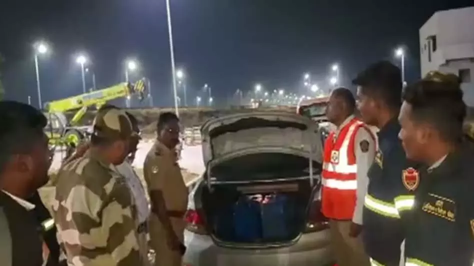 कार में घूम-घूम कर डीजल चोरी, हाईवे में पुलिस ने पकड़ा कार में घूम-घूम कर डीजल चोरी, हाईवे में पुलिस ने पकड़ा