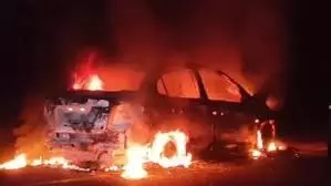 Kanpur : चलती कार आग के गोले में बदल गई, आसमान में धुएं का गुबार छा गया Kanpur : चलती कार आग के गोले में बदल गई, आसमान में धुएं का गुबार छा गया