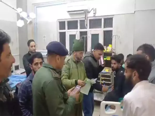 Jammu से श्रीनगर जा रही बस बनिहाल काजीगुन नवयुग सुरंग के अंदर पलटी, 12 लोग घायल Jammu से श्रीनगर जा रही बस बनिहाल काजीगुन नवयुग सुरंग के अंदर पलटी, 12 लोग घायल