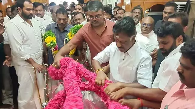 OPS ने करुप्पासामी पांडियन को श्रद्धांजलि दी OPS ने करुप्पासामी पांडियन को श्रद्धांजलि दी