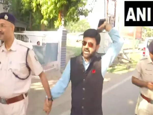अनिल टाइगर की हत्या के विरोध में प्रदर्शन करने पर BJP के प्रतुल शाहदेव को पुलिस ने हिरासत में लिया अनिल टाइगर की हत्या के विरोध में प्रदर्शन करने पर BJP के प्रतुल शाहदेव को पुलिस ने हिरासत में लिया