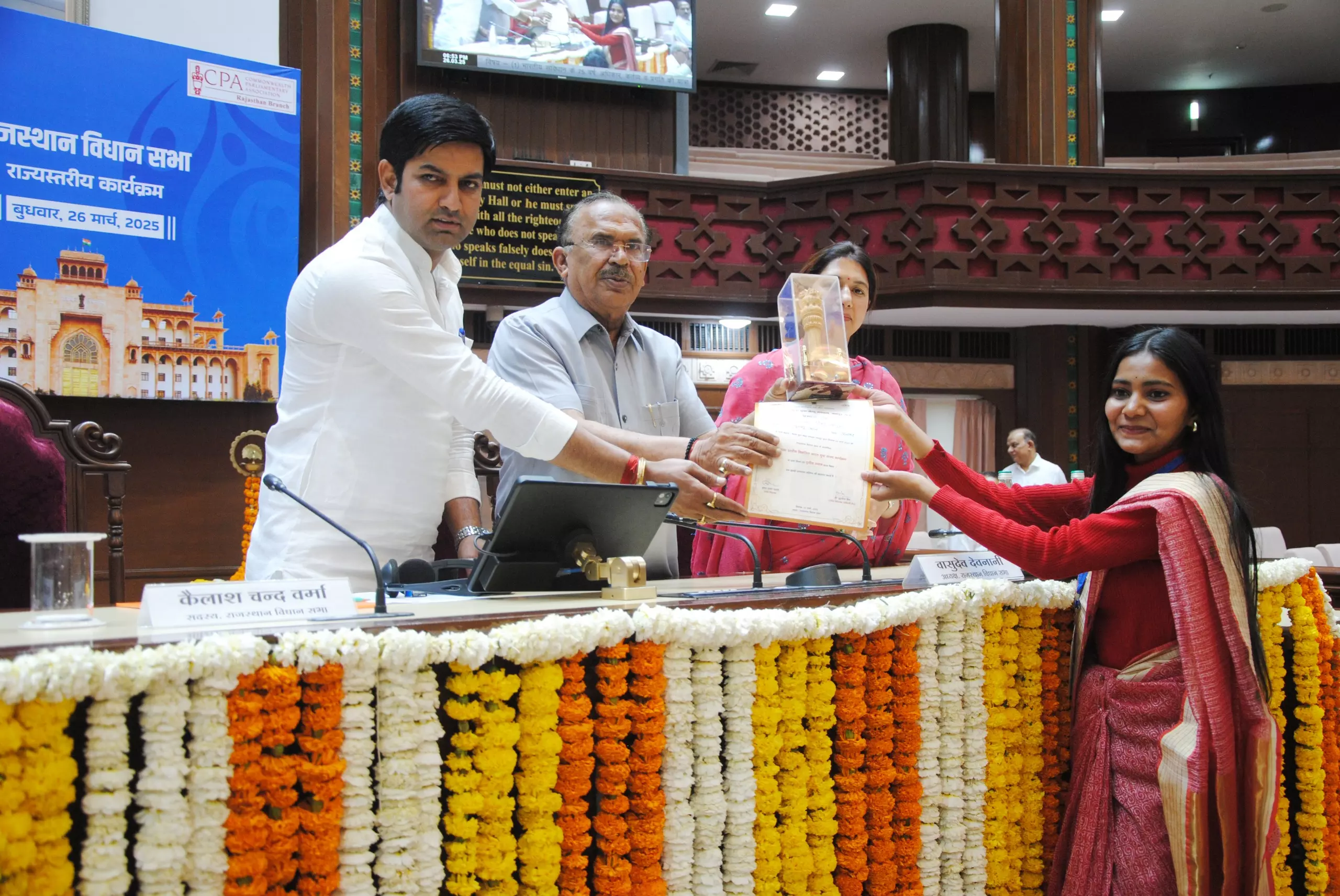 Jaipur: देवनानी ने चयनित युवतियों को किया सम्मान, शुभकामनाएं दी Jaipur: देवनानी ने चयनित युवतियों को किया सम्मान, शुभकामनाएं दी