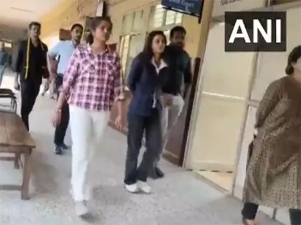 सोना व्यापारी को DRI की हिरासत में भेजा गया, सोना तस्करी मामले में रान्या राव की जमानत पर आज सुनवाई सोना व्यापारी को DRI की हिरासत में भेजा गया, सोना तस्करी मामले में रान्या राव की जमानत पर आज सुनवाई