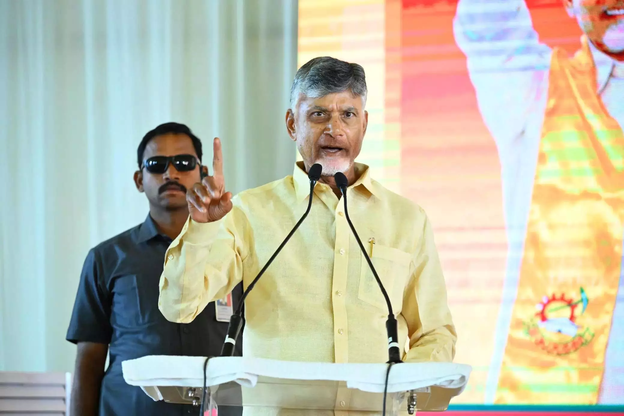 जिलों में पर्यटन परियोजनाओं पर ध्यान दें: Andhra के सीएम ने कलेक्टरों से कहा जिलों में पर्यटन परियोजनाओं पर ध्यान दें: Andhra के सीएम ने कलेक्टरों से कहा
