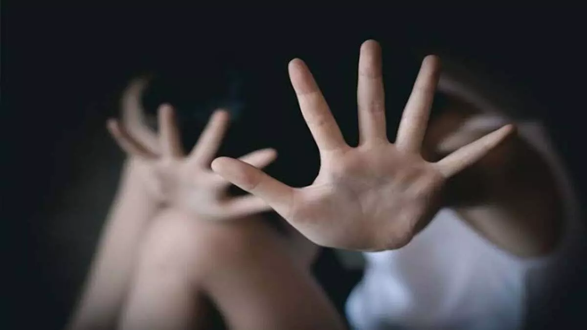Lucknow Crime : नाबालिग बहनों से संबंध बनाने की कोशिश, जानें पूरा मामला Lucknow Crime : नाबालिग बहनों से संबंध बनाने की कोशिश, जानें पूरा मामला