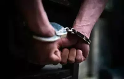 Tamil Nadu: बेटे द्वारा कर्ज के लिए मां का अपहरण करने के आरोप में व्यक्ति गिरफ्तार Tamil Nadu: बेटे द्वारा कर्ज के लिए मां का अपहरण करने के आरोप में व्यक्ति गिरफ्तार
