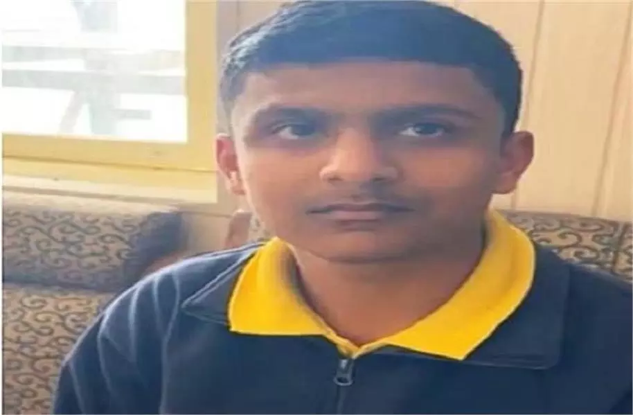 Shimla : स्कूल बस के बाहर खड़े थे ड्राइवर और कंडक्टर, अचानक फिसलने लगे पहिए, 10वीं के छात्र ने लगा दी ब्रेक Shimla : स्कूल बस के बाहर खड़े थे ड्राइवर और कंडक्टर, अचानक फिसलने लगे पहिए, 10वीं के छात्र ने लगा दी ब्रेक