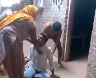Uttar Pradesh प्रेमिका के परिवार वालों ने प्रेमी को लाठी-डंडों से पीटा Uttar Pradesh प्रेमिका के परिवार वालों ने प्रेमी को लाठी-डंडों से पीटा