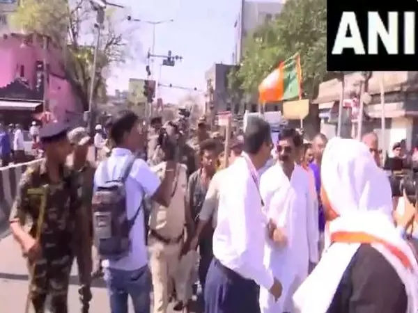 Anil Tiger की हत्या के विरोध में प्रदर्शन कर रहे भाजपा नेताओं को पुलिस ने हिरासत में लिया Anil Tiger की हत्या के विरोध में प्रदर्शन कर रहे भाजपा नेताओं को पुलिस ने हिरासत में लिया